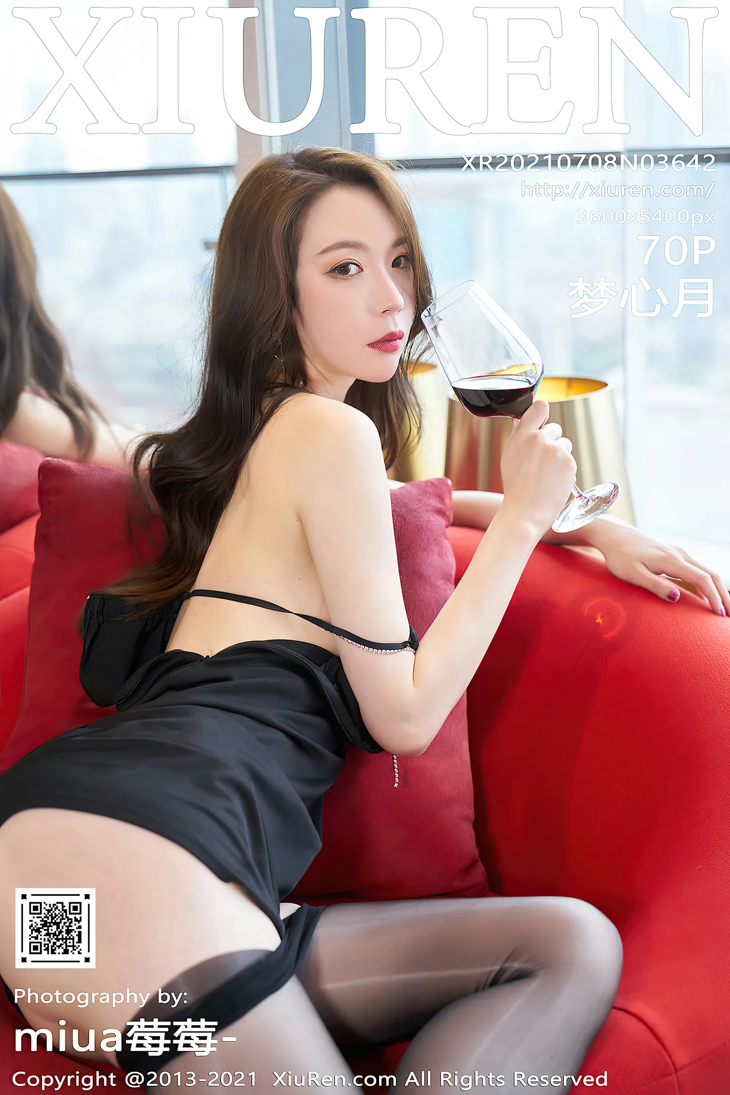 [XiuRen秀人网]VOL.3642 模特梦心月举杯共饮主题黑色吊裙配黑丝裤袜秀美腿诱惑写真70P-秀人网官方网站